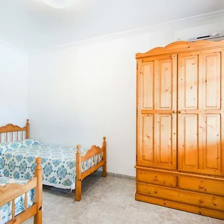 Sleeps 6 Pool Air Con Wifi